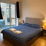 Luxurious Entire With Grand Living Space And Panoramic Balcony Views Δωμάτια σε οικογενειακή κατοικία