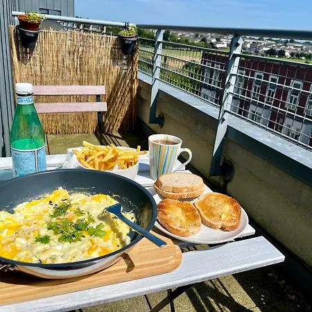 Luxurious Entire With Grand Living Space And Panoramic Balcony Views *