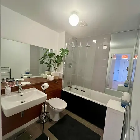 ホームステイ Luxurious Entire With Grand Living Space And Panoramic Balcony Views ダブリン