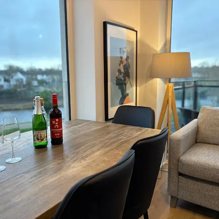 ホームステイ Luxurious Entire With Grand Living Space And Panoramic Balcony Views ダブリン