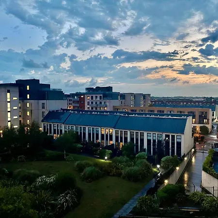 Luxurious Entire With Grand Living Space And Panoramic Balcony Views * 都柏林