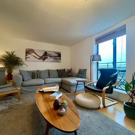 Luxurious Entire With Grand Living Space And Panoramic Balcony Views *