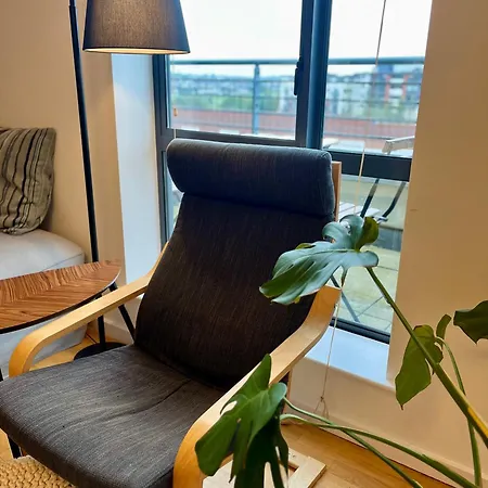 Luxurious Entire With Grand Living Space And Panoramic Balcony Views *