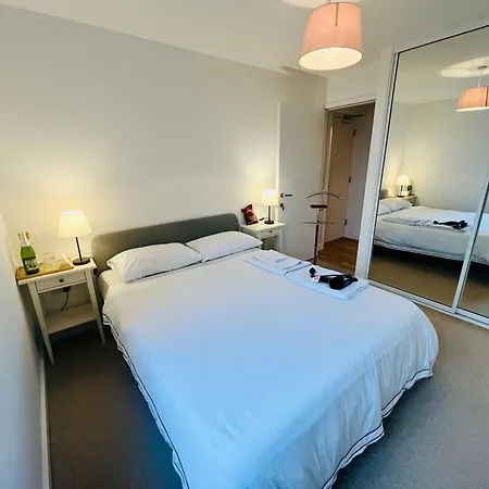 Luxurious Entire With Grand Living Space And Panoramic Balcony Views Quarto em Acomodações Particulares *