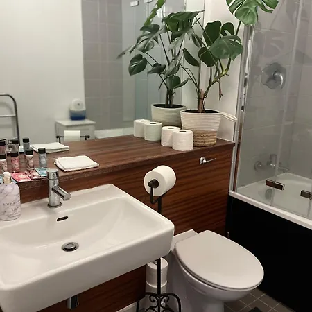 Luxurious Entire With Grand Living Space And Panoramic Balcony Views *