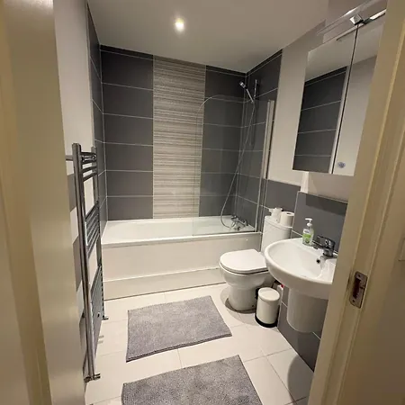 홈스테이 Luxurious Entire With Grand Living Space And Panoramic Balcony Views *