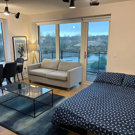 Luxurious Entire With Grand Living Space And Panoramic Balcony Views Alloggio in famiglia *