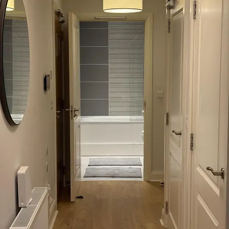 Luxurious Entire With Grand Living Space And Panoramic Balcony Views * 더블린