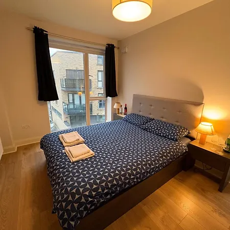 Luxurious Entire With Grand Living Space And Panoramic Balcony Views *