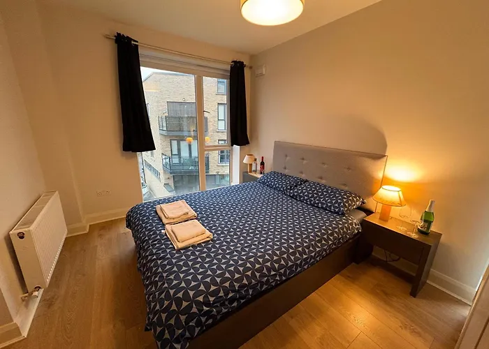 Luxurious Entire With Grand Living Space And Panoramic Balcony Views *