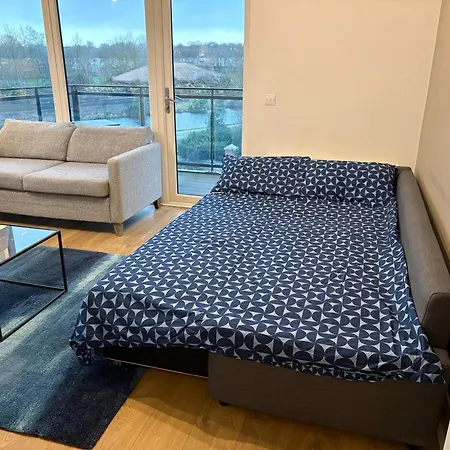 Luxurious Entire With Grand Living Space And Panoramic Balcony Views Δωμάτια σε οικογενειακή κατοικία