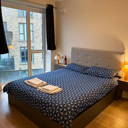 Luxurious Entire With Grand Living Space And Panoramic Balcony Views Privat bolig
