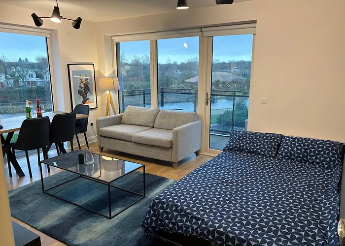 Luxurious Entire With Grand Living Space And Panoramic Balcony Views Δωμάτια σε οικογενειακή κατοικία *